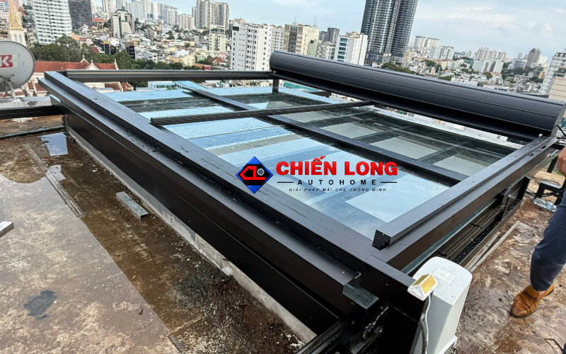 Mái nhôm cuốn sân thượng khi mở lấy sáng