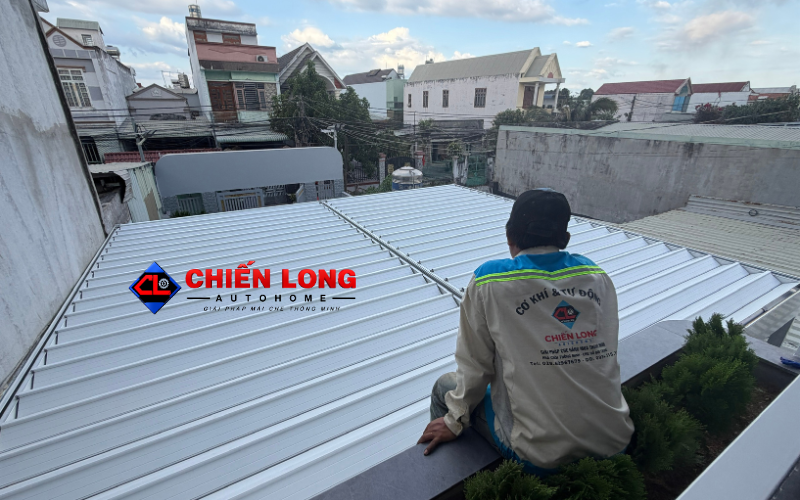 Mái nhôm Ziczac hoàn thiện tại khu vực đỗ xe biệt thự.