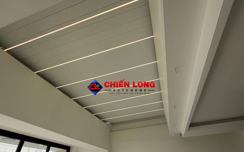 Mặt dưới mái nhôm xếp lật ở trạng thái đóng