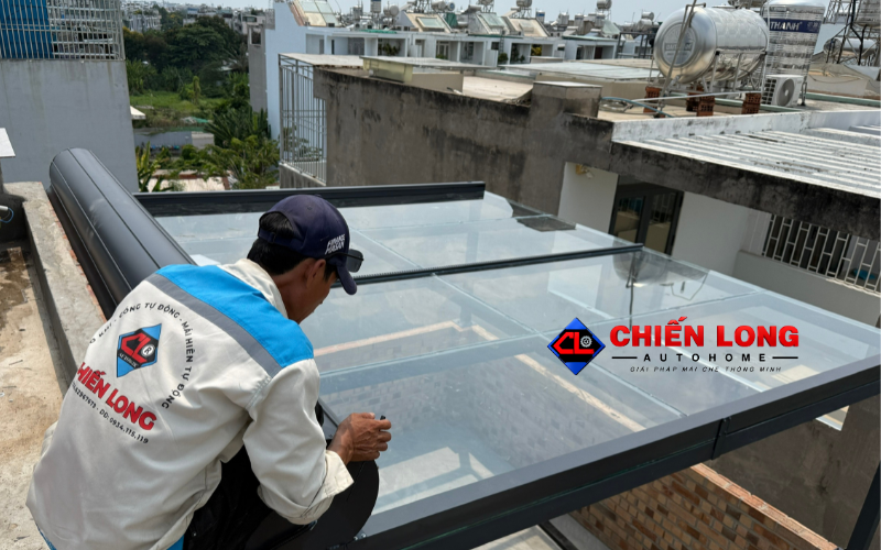 Lắp đặt và căn chỉnh ray mái nhôm cuốn tại sân trước