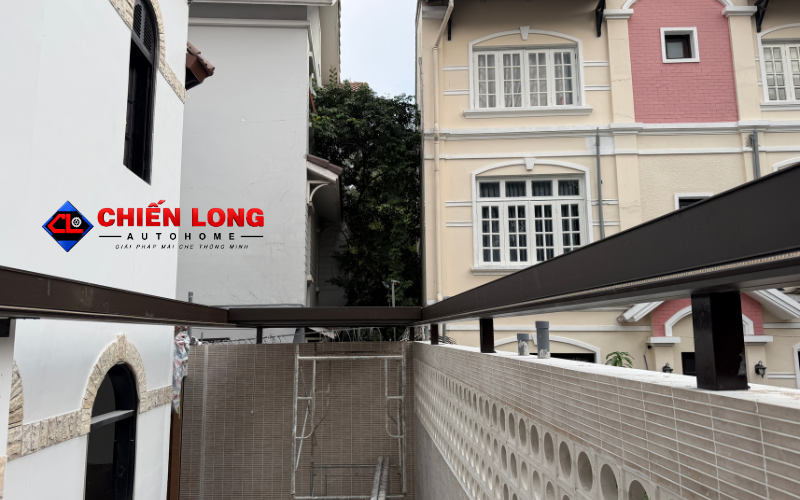 Khung mái nhôm Ziczac giữa tường nhà và tường bao