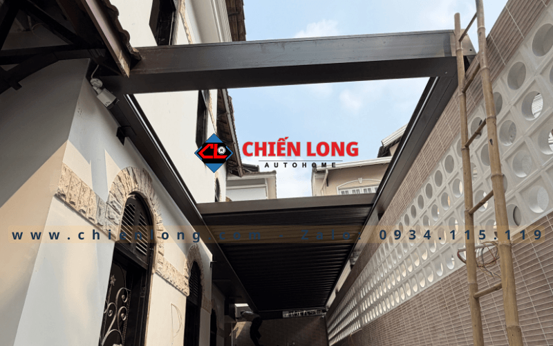 Ban công sau khi hoàn thiện mái nhôm xếp trượt Ziczac nhìn từ trong phòng.