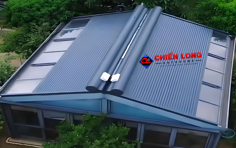 Không gian sinh hoạt dưới mái kính có lớp mái nhôm cuốn che nắng.