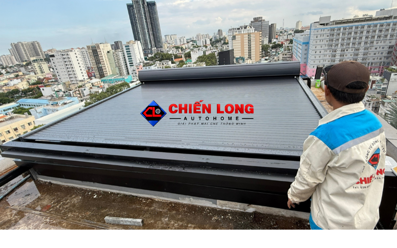 Lắp đặt bộ cuốn mái nhôm trên mái kính sân thượng
