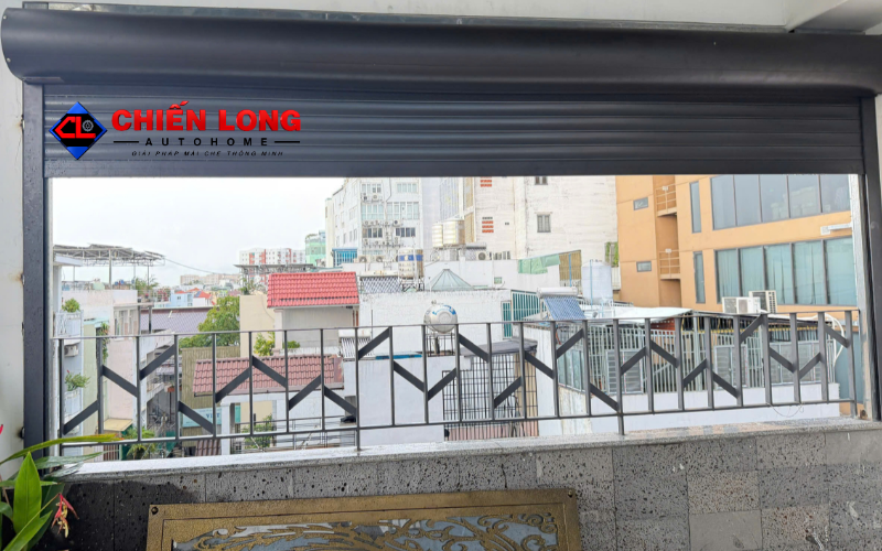 Căn chỉnh ray mái nhôm cuốn đứng tại ban công