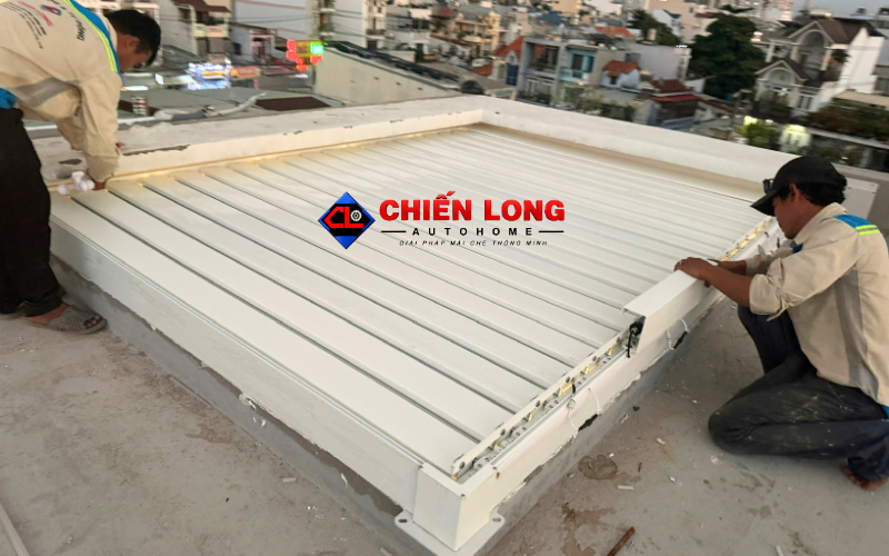 Kiểm tra khung mái nhôm xếp lật trong quá trình lắp đặt tại công trình.