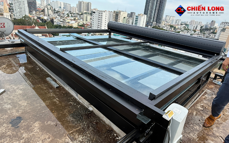 Trạng thái mái nhôm cuốn che nắng đang mở