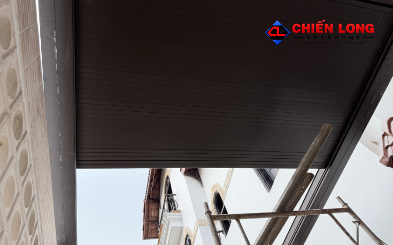 Mặt dưới mái nhôm Ziczac tại khoảng sân cạnh nhà