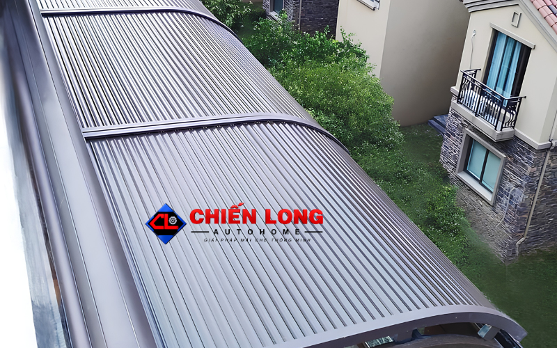 Mái nhôm cuốn trên mái kính khi đóng che nắng và mở lấy sáng.