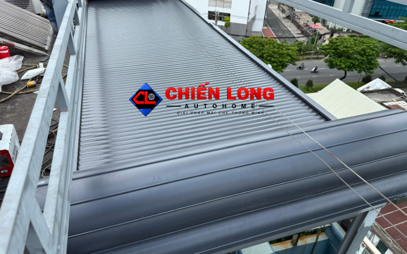 Mái nhôm cuốn tự động hỗ trợ lấy nắng sáng sớm và che nắng gắt