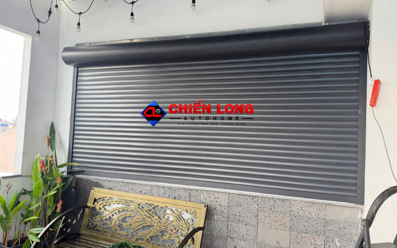 Mái nhôm cuốn đứng hoàn thiện tại ô văng ban công.