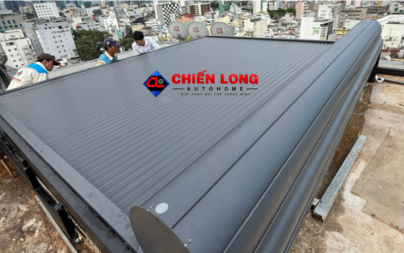 Mái nhôm cuốn ngoài trời che nắng trên mái kính.