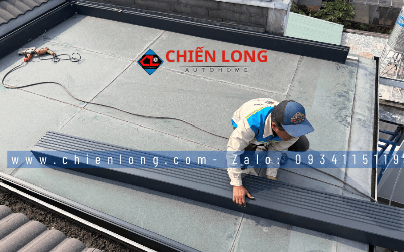 Lắp đặt khung và ray cho hệ mái nhôm Ziczac trên sân thượng.