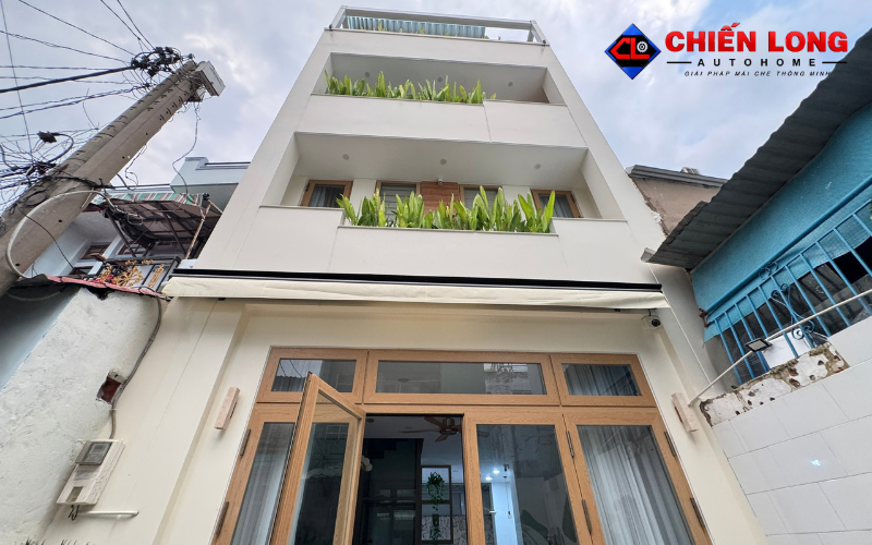 So sánh mái hiên sân trước khi mở che nắng và khi thu gọn