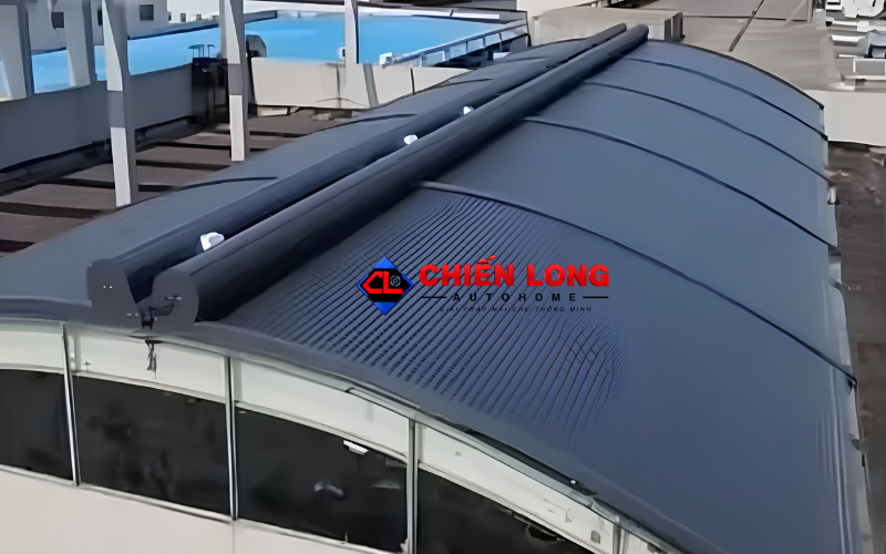 Mái nhôm cuốn hoàn thiện tại khu vực sân sau
