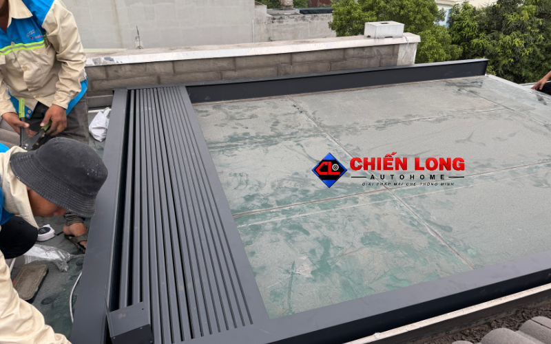 Kỹ thuật viên kiểm tra lắp đặt mái nhôm Ziczac tại giếng trời.