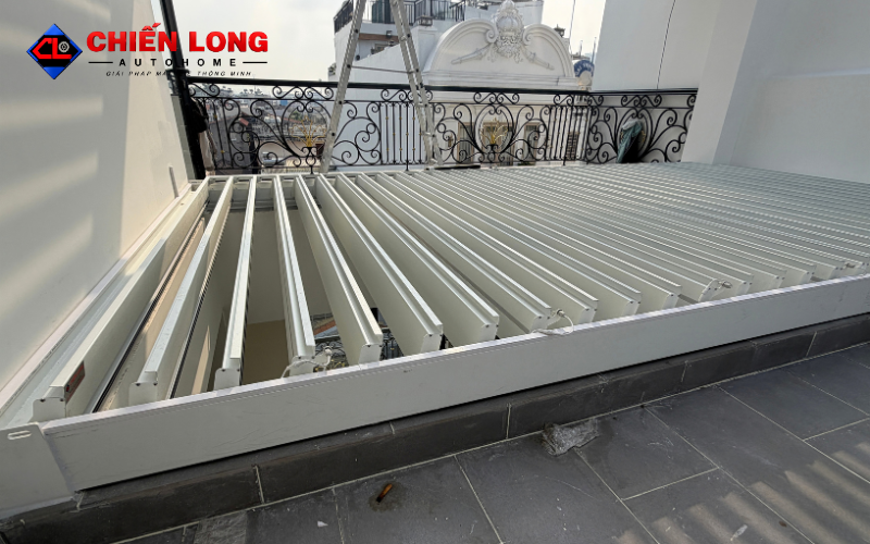 Hoàn thiện mái nhôm xếp lật che giếng trời sảnh.