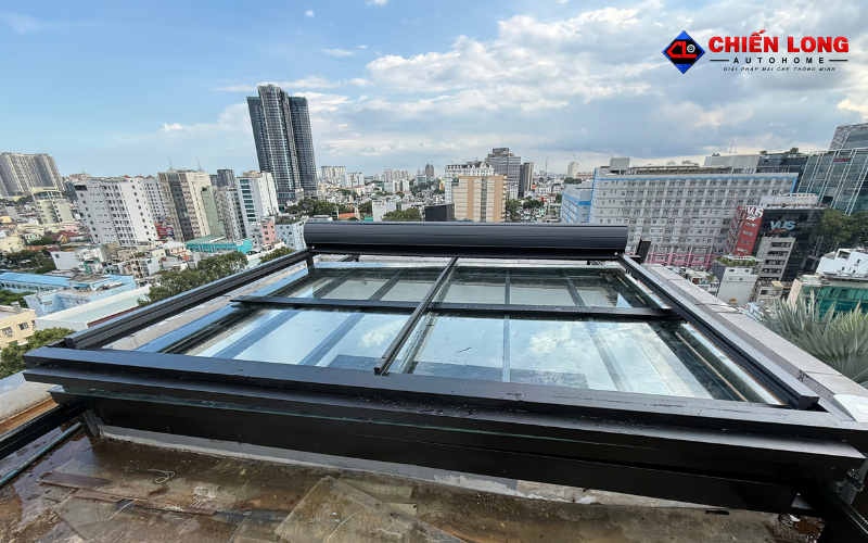 Chi tiết mái nhôm cuốn che mái kính