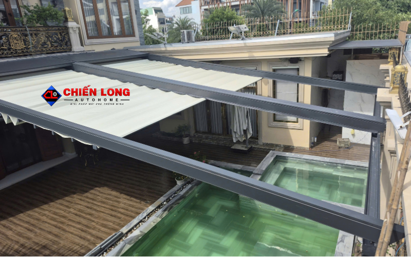 Chi tiết bạt PVC và thanh đỡ chạy trong ray mái xếp tự động