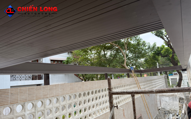 Không gian sân sau sau khi hoàn thiện mái nhôm xếp trượt.