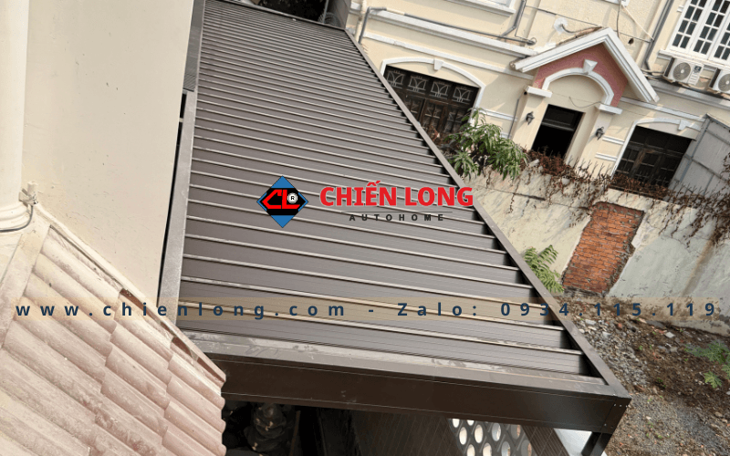 Mái nhôm Ziczac màu nâu lắp sát công trình nhà ở