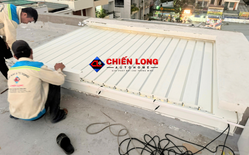 Thi công hệ mái nhôm xếp lật màu trắng trên mái công trình