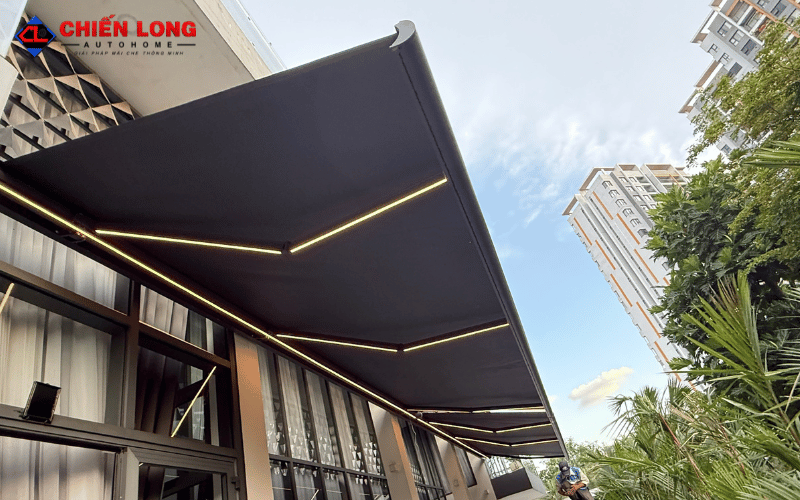 Dải đèn LED dưới mái hiên vải màu tối nhìn từ bên dưới