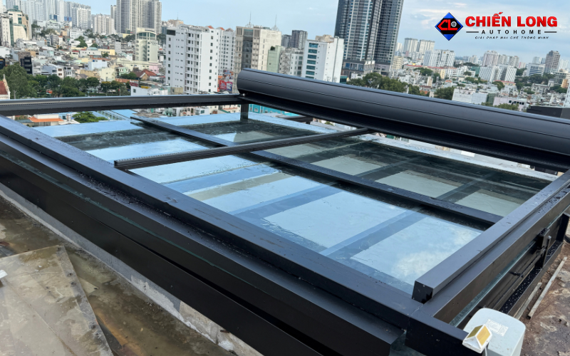 Nan nhôm và ray dẫn hướng mái nhôm cuốn của sản phẩm thực tế.
