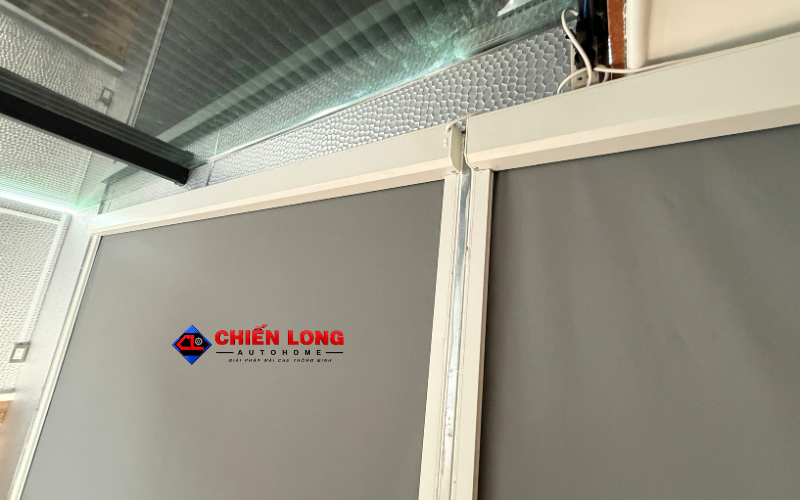 Rèm ZIP ban công che nắng mặt trước và giữ khoảng sinh hoạt