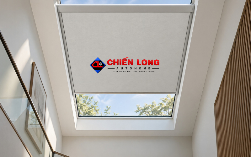 Rèm giếng trời tự động che nắng dưới mái kính nhà phố.