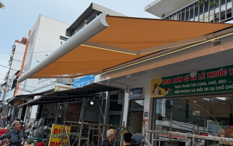 Ranh giới bóng mát của mái hiên trên khoảng sân trước nhà