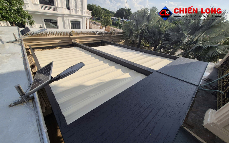 Mái xếp PVC tự động che sân thượng với phần bạt thu gọn trên ray