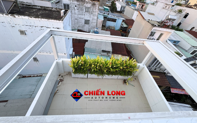 cận cảnh ray và mái nhôm ziczac tự động chống mưa