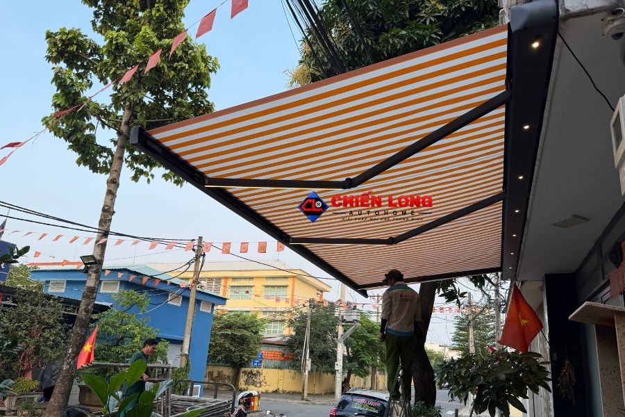 Góc nhìn bên hông mái hiên DQA vải sọc