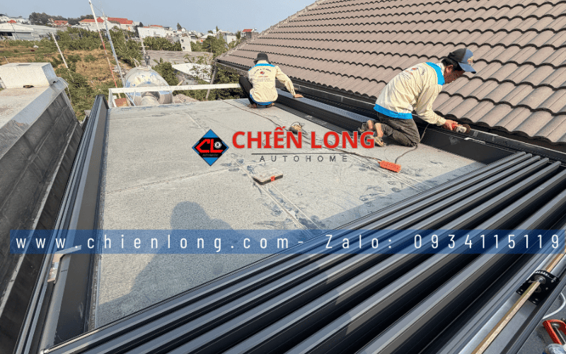 Hai kỹ thuật viên thi công khung mái nhôm Ziczac với cụm nan xếp gọn phía trước