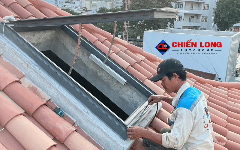 Cận cảnh khung giếng trời lật úp tự động màu xám lắp trên mái ngói