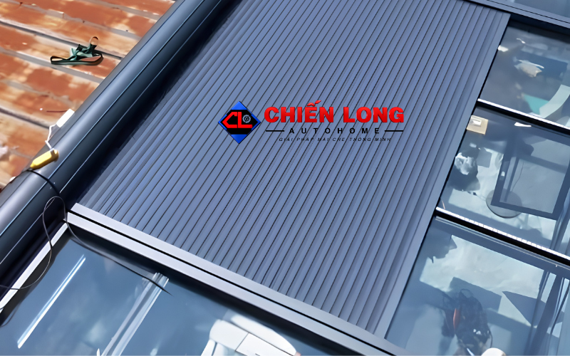 Chi tiết nan nhôm và ray dẫn hướng mái nhôm cuốn tự động