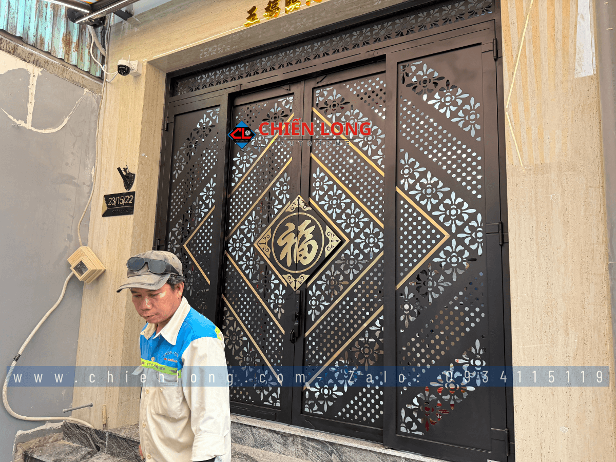 Cửa sắt CNC 4 cánh chữ Phúc phong thủy nhà phố Bình Tân