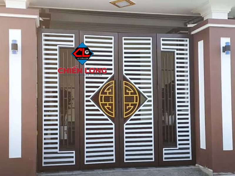  Nhà phố rộng chọn cổng CNC có hoa văn hình học, tạo vẻ hiện đại tinh tế