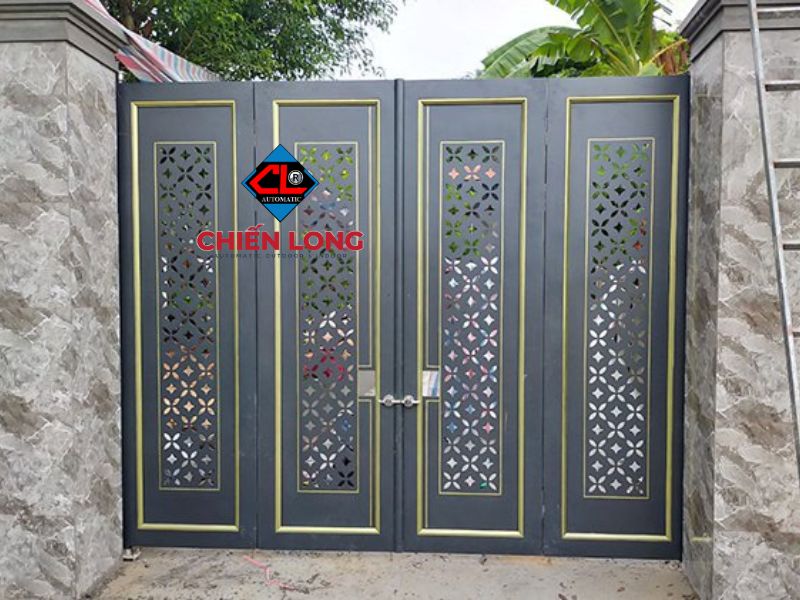   Nhà cổ điển nên chọn cổng sắt CNC trượt quay 4 cánh hoa văn cầu kỳ, sang trọng