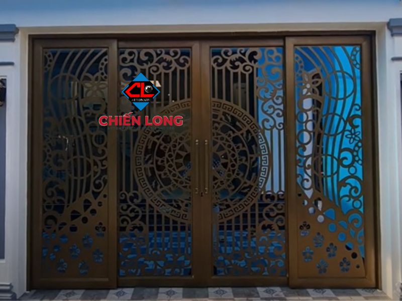  Cổng sắt CNC trượt quay 4 cánh có màu sắc hài hòa, phù hợp không gian