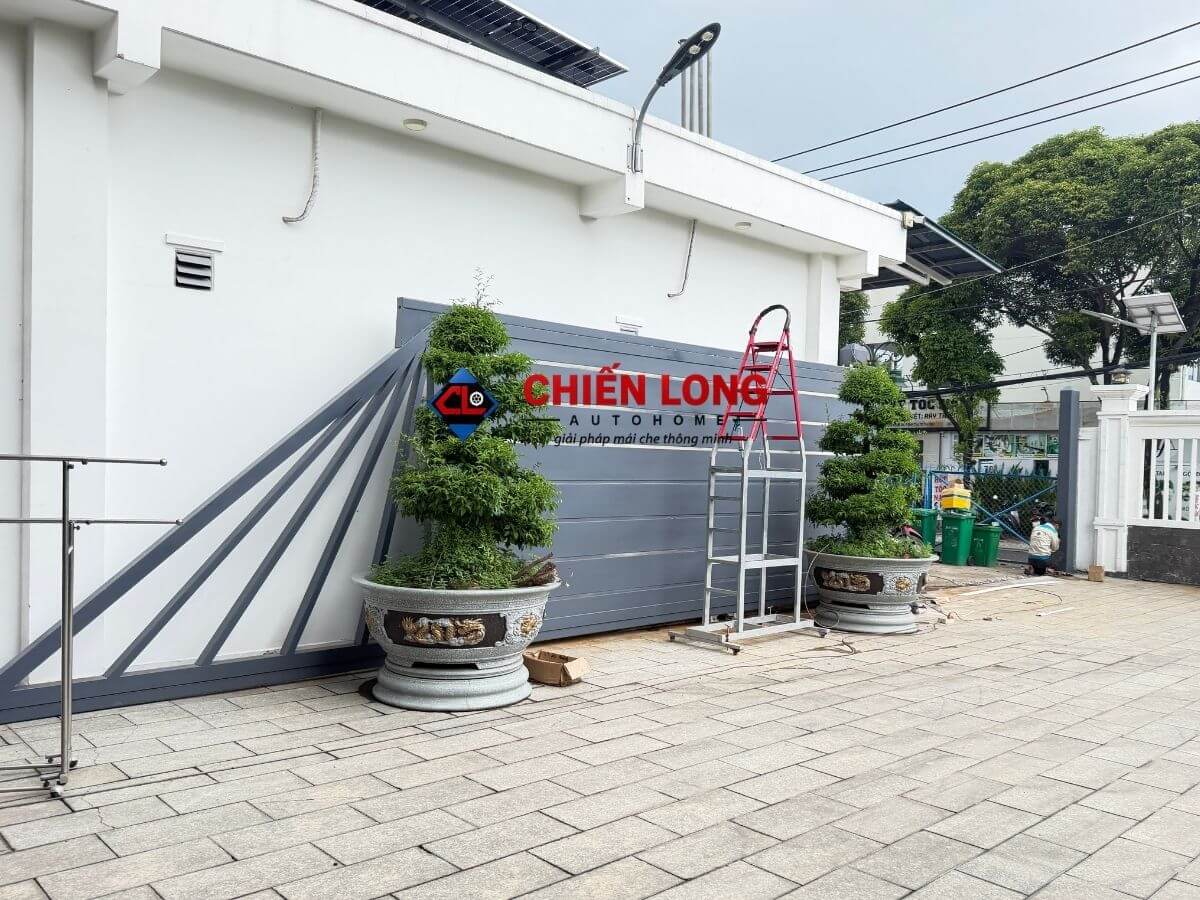 Cổng lùa tự động tích hợp cảm biến phát hiện vật cản an toàn