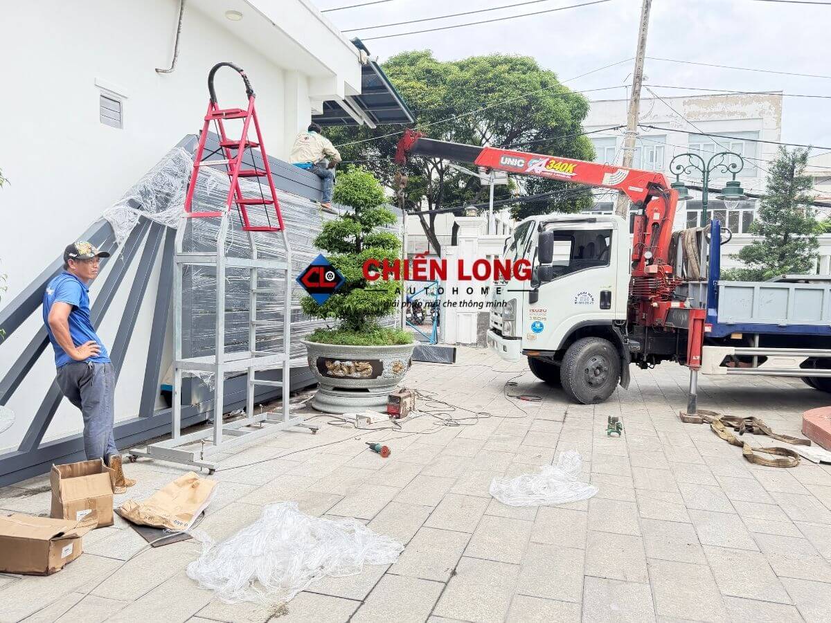 Cổng lùa hiện đại màu xám đen kết hợp đường chỉ inox
