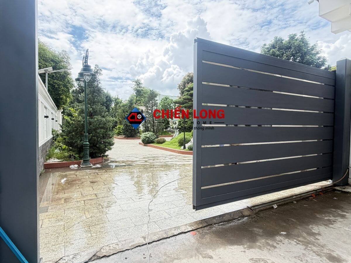 Cổng lùa không ray tự động khẩu độ ngang 6,8m