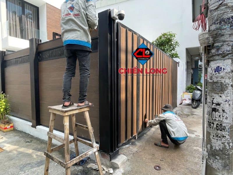 Thi công lắp đặt cổng lùa tự động vuông góc tại Chiến Long