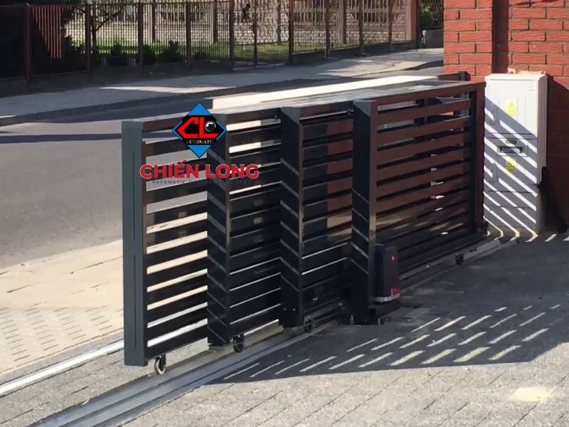 Cổng lùa xếp tự động có thể được tùy chỉnh để phù hợp nhiều không gian khác nhau