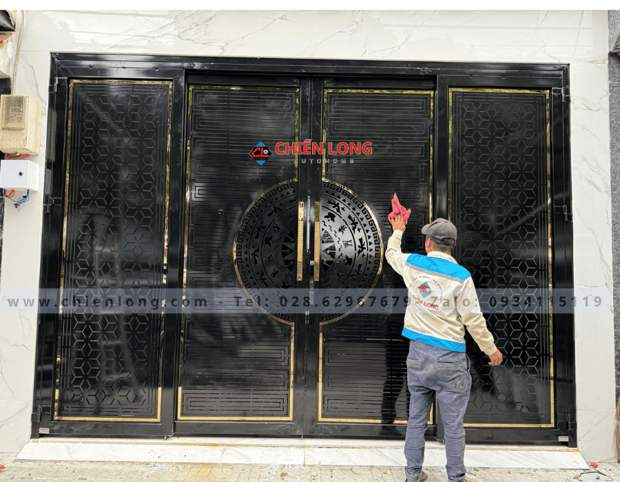 Cổng sắt 4 cánh hiện đại biệt thự cao cấp