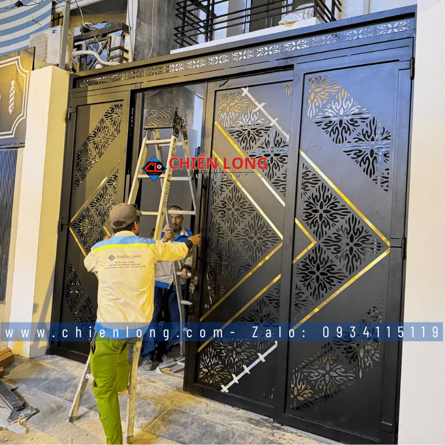 Cổng sắt 4 cánh hoa văn CNC tinh xảo