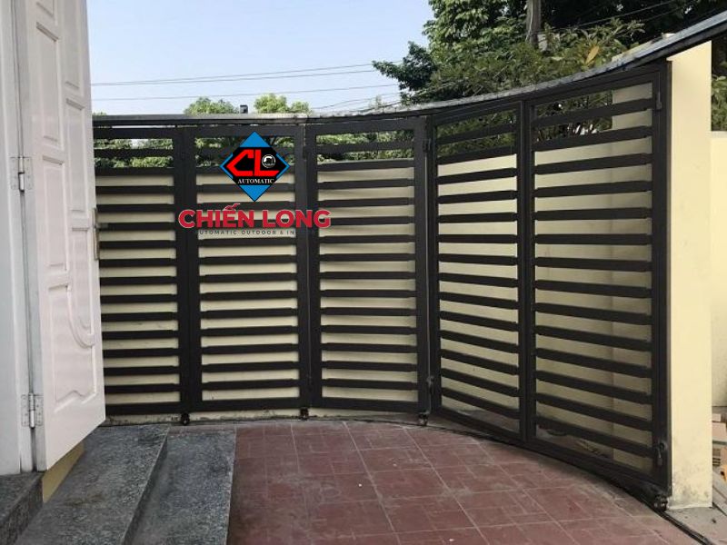 Cổng sắt lùa hiện đại trở thành điểm nhấn ấn tượng cho ngôi nhà