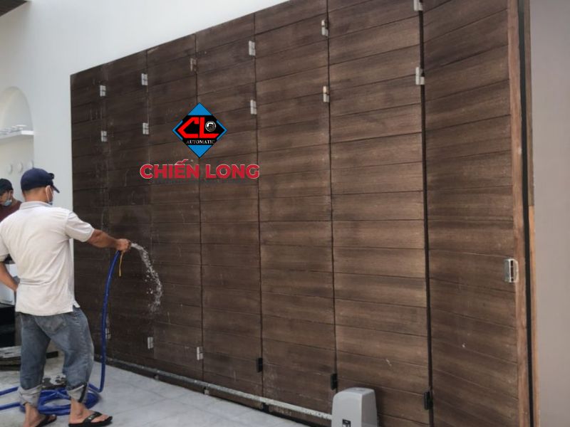 Cổng sắt lùa hiện đại trở thành điểm nhấn ấn tượng cho ngôi nhà